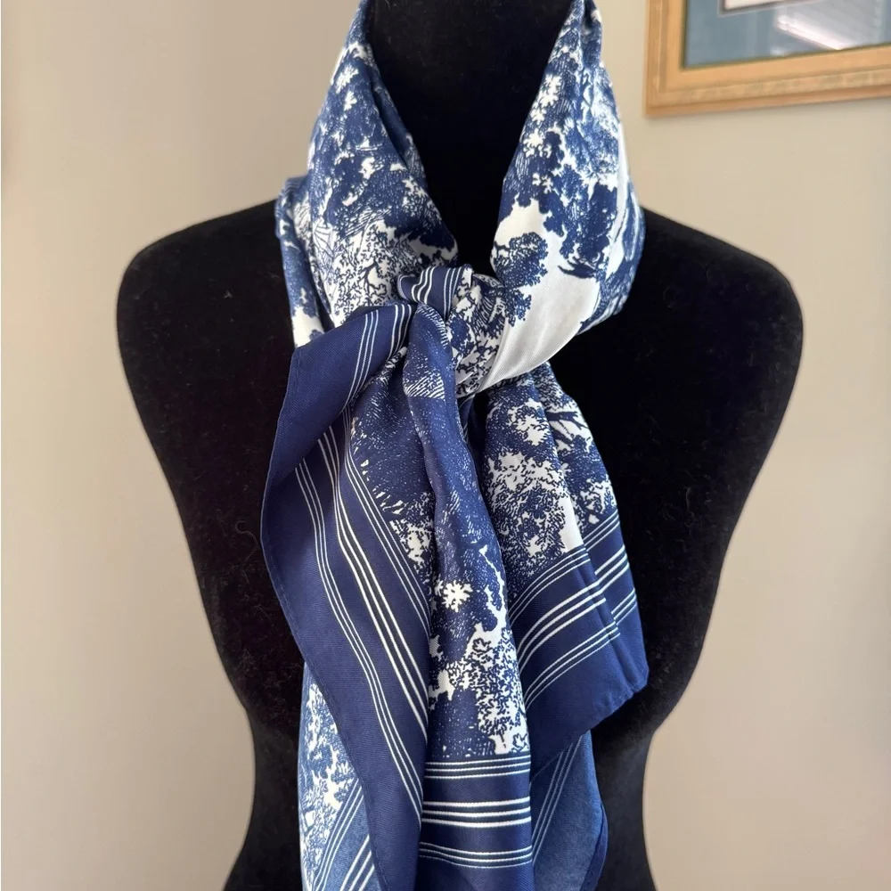 NEW Elegant Chic & CLASSIC Blue & White Scarf Animal Jungle print 34 X 34”